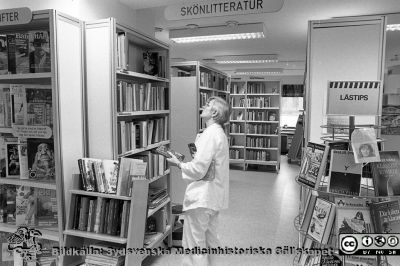 Lasarettsbiblioteket 1988
Sjukhusfotograferna i Lund. Pärm Sv/v neg. 1988. 19/-88. , 88-03-03./+03-88. Från negativ.
Nyckelord: Lasarettet;Lund;Universitetssjukhus;USiL;Bibliotek;Böcker