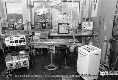 Thoraxklinikens forskningsavdelning
Sjukhusfotograferna i Lund. Pärm Sv/v neg. 1988. 17/-88. Operationsutrustning på thoraxklinikens forskningsavdelning, gammal utrustning. 88-03-03. Från negativ.
Nyckelord: Lasarettet;Lund;Universitetssjukhus;USiL;Thorax;Forskning;Avdelning;Operation;Experimentell