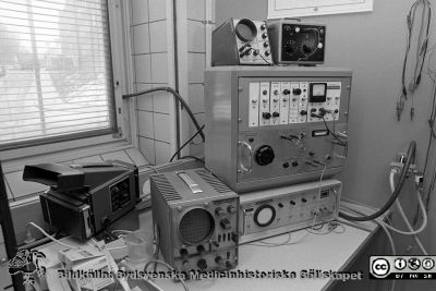 Thoraxklinikens forskningsavdelning
Sjukhusfotograferna i Lund. Pärm Sv/v neg. 1988. 17/-88. Operationsutrustning på thoraxklinikens forskningsavdelning, gammal utrustning. 88-03-03. Från negativ.
Nyckelord: Lasarettet;Lund;Universitetssjukhus;USiL;Thorax;Forskning;Avdelning;Operation;Experimentell