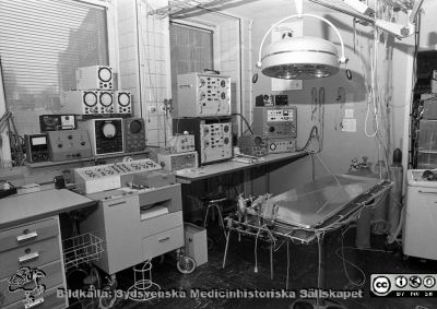 Thoraxklinikens forskningsavdelning 1988
Sjukhusfotograferna i Lund. Pärm Sv/v neg. 1988. 17/-88. Operationsutrustning på thoraxklinikens forskningsavdelning, gammal utrustning. 88-03-03. Från negativ.
Nyckelord: Lasarettet;Lund;Universitetssjukhus;USiL;Thorax;Forskning;Avdelning;Operation;Experimentell