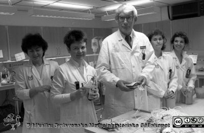 Blodcentralen i Lund 1988
Sjukhusfotograferna i Lund. Pärm Sv/v neg. 1988. 13/-88. Foto för patienttidningen Journalen, februari, 1988. Docent Bengt Löw, klinikchef på blodcentralen, tillsammans med Margareta Woijcek, Ann-Margret Swärd Nilsson, Elisabet Sjöberg Wester och en okänd kvinna. Från negativ.
Nyckelord: Lasarettet;Lund;Universitetssjukhus;USiL;Laboratorium;Blod;Blodcentral