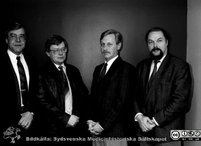 Fyra ledande administratörer på Lasarettet i Lund
Sjukhusfotograferna i Lund. Pärm Sv/v neg. 1988. 12/-88. Foto för personaltidningen Journalen: Distriktsledningen, februari, 1988. Från vänster controller Ingvar Wiberg, controller Leif Granat (senare sjukhusdirektör), kanslichef Matts Wendel, controller Ulf Johansson. Från negativ.
Nyckelord: Universitetssjukhus;USiL;Lasarettet;Lund;Administration;Administratörer;Chef;Kansei;Controller