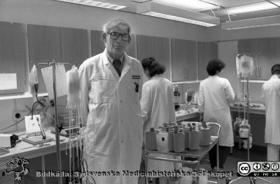 Docent Bengt Löw, 1988
Sjukhusfotograferna i Lund. Pärm Sv/v neg. 1988. 13/-88.  Klinikchef på blodcentralen. Foto för personaltidningen Journalen, februari, 1988. Från negativ.
Nyckelord: Lasarettet;Lund;Universitetssjukhus;USiL;Laboratorium;Blod;Blodcentral