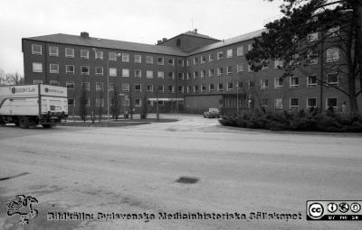 Medicinskt Centrum på St Lars 1988
Sjukhusfotograferna i Lund. Pärm Sv/v neg. 1988. 11/-88. Journalen, feb. 1988. S:t Lars, MC-huset (Medicinsk Centrum) vid infarten, färdigt 1969 med apotek, forskningsavdelningar mm. Från negativ.
Nyckelord: Lasarettet;Lund;Universitetssjukhus;USiL;Mentalsjukhus;St Lars;Psykiatri;Apotek;Forskning