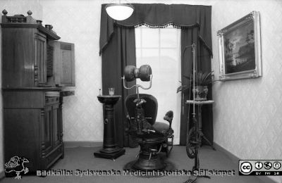 En gammal tandläkarmottagning med bl.a. en fotpedaldriven borr
Pärm Sv/v neg. 1989. 3. Jan, 1989. Medicinhistoriska Museet på St Lars  i Lund. Från negativ.
Nyckelord: Lasarettet;Lund;Universitetssjukhuset;USiL;Museum;Medicinhitoriskt;Utställning;St Lars;Medicinens;Historia