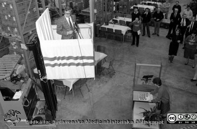 Centralförrådet på Gastelyckan i Lund invigs 1989
Pärm Sv/v neg. 1989. 5. Feb-89. Sjukhusdirektionens ordförande, landstingspolitikern Benny Jönsson, förättar invigning i liftkorgen. Från negativ.
Nyckelord: Lasarettet;Lund;Universitetssjukhuset;USiL;Centralförråd;Invigning