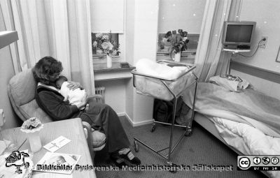 Ett rum för nyförlösta på patienthotellet i Lund
Pärm Sv/v neg. 1989. 10. Patienthotellet, KK:s BB, feb. 1989. En kvinna med sitt nyfödda barn. Från negativ.
Nyckelord: Lasarettet;Lund;Universitetssjukhuset;USiL;Kvinnokliniken;BB;Obstetrik;Patienthotellet