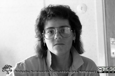 Lillemor Jahnke
Sjukhusfotograferna i Lund. Pärm Sv/v neg. 1989. 14. Journalen, mars-89. Assistent på administrationen, teknisk försörjning. Från negativ.
Nyckelord: Lasarettet;Lund;Universitetssjukhus;USiL;Administration;Försörjning