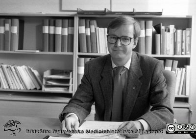 Benny Jönsson
Sjukhusfotograferna i Lund. Pärm Sv/v neg. 1989. 28/89. Landstingspolitiker (m) och ordförande i direktionen för Lasarettet i Lund. Från negativ.
Nyckelord: Lasarettet;Lund;Universitetssjukhus;USiL;Direktion;Politiker;Ordförande;Administration