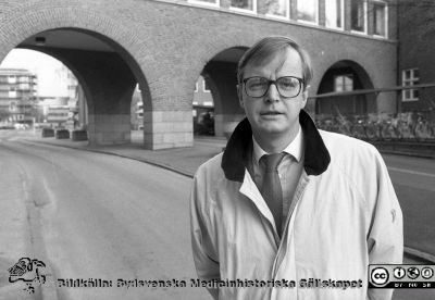 Benny Jönsson
Sjukhusfotograferna i Lund. Pärm Sv/v neg. 1989. 28/89. Benny Jönsson, landstingspolitiker (m) och ordförande i direktionen för Lasarettet i Lund. Från negativ.
Nyckelord: Lasarettet;Lund;Universitetssjukhus;USiL;Direktion;Politiker;Ordförande;Administration