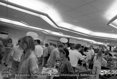 Personalmatsalen, nyrenoverad 1989
Sjukhusfotograferna i Lund. Pärm Sv/v neg. 1989  29. Från negativ.
Nyckelord: Lasarettet;Lund;Universitetssjukhus;USiL;Centralkök;Personalmatsal