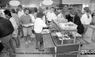 Personalmatsalen, nyrenoverad 1989
Sjukhusfotograferna i Lund. Pärm Sv/v neg. 1989. 29. Från negativ.
Nyckelord: Lasarettet;Lund;Universitetssjukhus;USiL;Centralkök;Personalmatsal