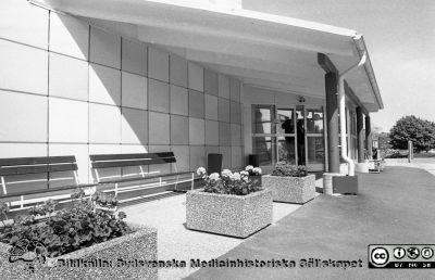 Personalmatsalens ingång i centralköket, nyrenoverad 1989
Sjukhusfotograferna i Lund. Pärm Sv/v neg. 1989 . 29. Från negativ.
Nyckelord: Lasarettet;Lund;Universitetssjukhus;USiL;Centralkök;Personalmatsal;Entr;Ingång