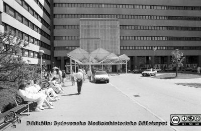 Entrén till centralblocket, Lasarettet i Lund 1989
Sjukhusfotograferna i Lund. Pärm Sv/v neg. 1989. 29.  Från negativ.
Nyckelord: Lasarettet;Lund;Universitetssjukhus;USiL;Centralblocket;Entr