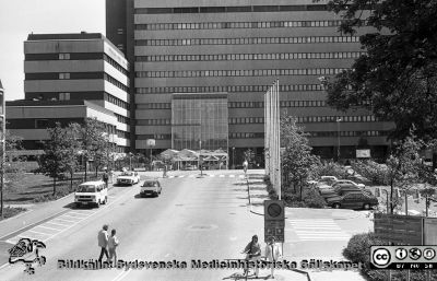 Centralblocket från väster
Sjukhusfotograferna i Lund. Pärm Sv/v neg. 1989. 29.  Från negativ.
Nyckelord: Lasarettet;Lund;Universitetssjukhus;USiL;Entr;Centralblocket