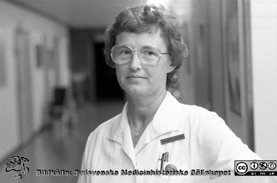 Nattundersköterskan Maj-Britt Nilsson
Sjukhusfotograferna i Lund. Pärm Sv/v neg. 1989. 31. Medicinska kliniken. Från negativ.
Nyckelord: Lasarettet;Lund;Universitetssjukhus;USiL;Personal;Natt;Undersköterska