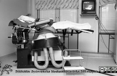 "Stenkross" på urologiska kliniken
Sjukhusfotograferna i Lund. Pärm Sv/v neg. 1989. 32. 2000. En apparat för att med ultraljud slå sönder njurstenar (litotripsi). Från negativ.
Nyckelord: Lasarettet;Lund;Universitetssjukhus;USiL;Litotripsi;Ultraljud;Njursten;Nefrolithiasis;Konkrement