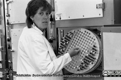  Anette Cederberg
Sjukhusfotograferna i Lund. Pärm Sv/v neg. 1989. 34. Biomedicinska assistenten (BMA) Anette Cederberg, maj 1989, vid en inkubator med cellkulturer i provrör i en roterande hållare på avdelningen för klinisk mikrobiologi. Från negativ.
Nyckelord: Lasarettet;Lund;Universitetssjukhus;USiL;Mikrobiologi;Klinisk;Odling