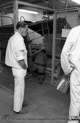 Avfallsstationen vid panncentralen, transport av avfall
Sjukhusfotograferna i Lund. Pärm Sv/v neg. 1989. 56. 1989. Montering av en maskin som tömmer en transportvagn med avfall genom att vända den mot en nedkastränna till en sopcontainer. Foto i maj 1989. Från negativ.
Nyckelord: Lasarettet;Lund;Universitetssjukhus;USiL;Transport;Avfall;Sopor