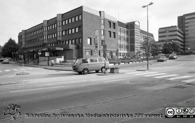 Patienthotell från sydväst, 1989
Sjukhusfotograferna i Lund. Pärm Sv/v neg. 1989. 64. A. Patienthotellet med bl. a. post, bank och apotek vid entrén på Getingegatan. Administrationsbyggnaden till höger om patienthotellet och centralblocket längst till höger. Foto 1989-10-05. Från negativ.
Nyckelord: Lasarettet;Lund;Universitetssjukhus;USiL;Patienthotell;Post;Bank;Apotek;Entr