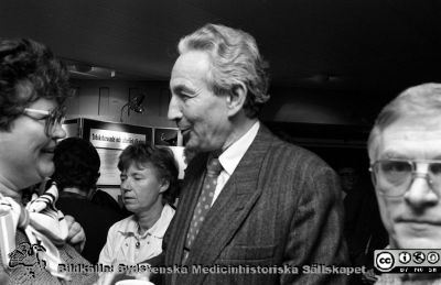 Forskningens Dag i Lund 1989
Sjukhusfotograferna i Lund. Pärm Sv/v neg. 1989. 73. Landstingspolitikern (s) Britt-Marie Lundqvist och sjukhusdirektören Alex Margulies på Forskningens Dag i november 1989 i Lund. Från negativ.
Nyckelord: Lasarettet;Lund;Universitetssjukhus;USiL;Forskningens;Utställning;Möte;Chefer;Administratör