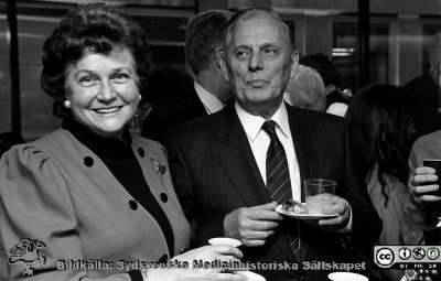 Forskningens Dag i Lund 1989
Sjukhusfotograferna i Lund. Pärm Sv/v neg. 1989. 73. Forskningens dag. Ebba Sköld från pensionärsföreningen SPF i Burlövs kommun tillsammans med landstingspolitikern Erik Blom (m) i en paus under sammankomsten. Från negativ.
Nyckelord: Lasarettet;Lund;Universitetssjukhus;USiL;Forskningens;Utställning;Möte