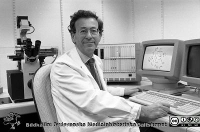 Professor Felix Mitelman 1989
Sjukhusfotograferna i Lund. Pärm Sv/v neg. 1989. 75. Avdelningen för klinisk genetik. Nov. 1989. Från negativ.
Nyckelord: Lasarettet;Lund;Universitetssjukhus;USiL;Klinisk;Genetik;Avdelning