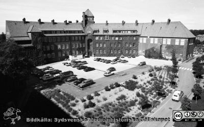 Folkskoleseminariet i Lund
Sjukhusfotograferna i Lund. Pärm Sv/v neg. 1989. 83/1989. Folkskoleseminariet från AB-blocket, länge rivningshotat, men det blev bara den östra flygeln (den högra i bilden) som slutligen revs. Foto i augusti 1989. Från negativ.
Nyckelord: Lasarettet;Lund;Universitetssjukhus;USiL;Folkskoleseminariet