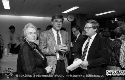 Rimligen Forskningens Dag, november 1989
Sjukhusfotograferna i Lund. Pärm Sv/v neg. 1989. Omärkt bild. Sjukhusdirektör Ulla Leissner tillsammans med administratörerna Ingvar Wiberg och Leif Granath. Den senare blev så småningom sjukhusdirektör. Från negativ.
Nyckelord: Lasarettet;Lund;Universitetssjukhus;USiL;Forskningens;Möte;Administratörer;Administration