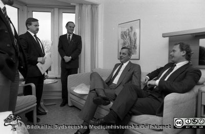 Besök av socialminister Sven Hulterström på patienthotellet, 3
Sjukhusfotograferna i Lund. Pärm Sv/v neg. 1989. 11-89. Längst till vänster Bengt Viterius, direktör i SAS Servicepartner som hade hotellet på entreprenad. Socialministern syns längst bort i bilden. Landstingsrådet Lars Walberg sitter i soffan, i grå kostym. Längst till höger ses Anders Lönnberg (s), politisk sakkunnig och statssekreterare i socialdepartementet. Från negativ
Nyckelord: Lasarettet;Lund;Universitetssjukhus;USiL;Patienthotell;Politiker;Patientrum;Chef