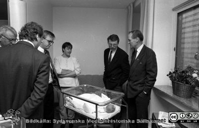 Besök av socialminister Sven Hulterström på patienthotellet, 3
Sjukhusfotograferna i Lund. Pärm Sv/v neg. 1989. Besök av socialminister Sven Hulterström på patienthotellet, 3/11-89. Kanske politikern (f) Kay-Vilhelm Winquist längst till vänster, halvskymd bortom statssekreteraren i socialdepartementet Anders Lönnbergs rygg. Sjukhusdirektionens ordförande Benny Jönsson står vid barnsängens fotände. Till höger om mamman står politikern (s) Göran Crona och längst till höger socialministern. Från negativ.
Nyckelord: Lasarettet;Lund;Universitetssjukhus;USiL;Patienthotell;Patientrum;Hotellrum;Politiker