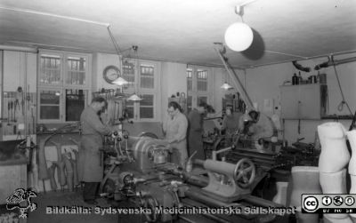 Ortopedtekniska verkstaden i Lund
Bilder från sjukhusprästen Bernt Eriksson, 1960 - 2000-talen. Omärkt bild. Interiör från ortopedtekniska verkstaden i Lund. Från foto. 

Nyckelord: Lasarettet;Lund;Universitetssjukhus;USiL;Verkstad;Medicinsk;Teknik;MTA