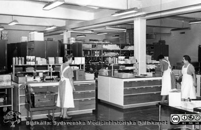 Förråd, lasarettsapoteket i Lund
Bilder från sjukhusprästen Bernt Eriksson, 1960 - 2000-talen. Från foto. 

Nyckelord: Lasarett;Lund;Universitetssjukhus;USiL;Apotek;Farmaci