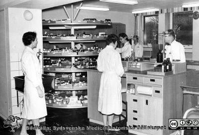 Receptur på lasarettsapoteket i Lund
Bilder från sjukhusprästen Bernt Eriksson, 1960 - 2000-talen. Från foto. 
Nyckelord: Lasarettet;Lund;Apotek;Farmakologi;Universitetssjukhus;USiL