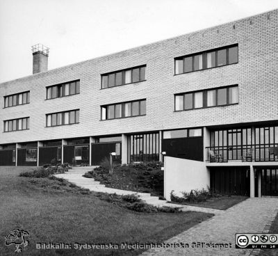 Lasarettshemmet vid Margaretavägen
Bilder från sjukhusprästen Bernt Eriksson, 1960 - 2000-talen. Samma vy som SMHS7257. Från foto. 
Nyckelord: lLasarettet;Lund;Universitetsklinik;USiL;Lasarettshem