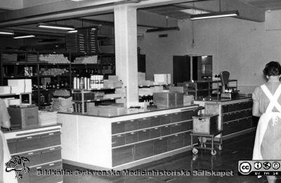 Apotekets förråd på Lasarettet i Lund
Bilder från sjukhusprästen Bernt Eriksson, 1960 - 2000-talen. Omärkt bild. Från foto. 
Nyckelord: lLasarettet;Lund;Universitetsklinik;USiL;Apotek;Förråd