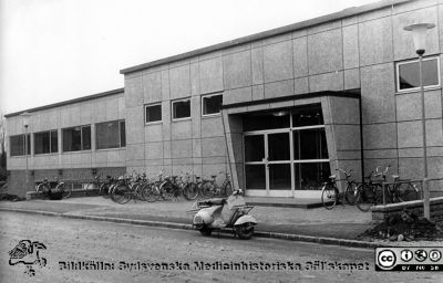 Entrén till nya personalmatsalen på norra lasarettsområdet, klar 1960
Bilder från sjukhusprästen Bernt Eriksson, 1960 - 2000-talen. Omärkt bild. Från foto, rimligen när huset var nytt. 
Nyckelord: Lasarettet;Lund;Universitetssjukhus;USiL;Centralkök;Personalmatsal