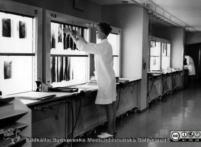 Ljusskåp för granskning av röntgenbilder
Bilder från sjukhusprästen Bernt Eriksson, 1960 - 2000-talen. Foto för manus av professor Olle Olsson. Die neue Röntgendiagn. Abt. Bild III. Publicerad i Der Radiologe. Troligen 1970-talet. Från foto. 
Nyckelord: lLasarettet;Lund;Universitetssjukhus;USiL;Radiologi;Rtg;Röntgen;Avdelning;Ljusskåp