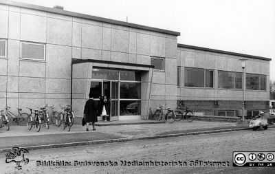 Entrén till nya personalmatsalen på norra lasarettsområdet, klar 1960
Bilder från sjukhusprästen Bernt Eriksson, 1960 - 2000-talen. Från foto, rimligen när huset var nytt. 
Nyckelord: Lasarettet;Lund;Universitetssjukhus;USiL;Centralkök;Personalmatsal