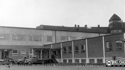 Nya centralköket, färdigt 1960
Bilder från sjukhusprästen Bernt Eriksson, 1960 - 2000-talen. Omärkt bild. Fasad mot nordost. Folkskoleseminariet sticker upp bakom. Från foto. 
Nyckelord: Lasarettet;Lund;Universitetssjukhus;USiL;Kök;Centralkök