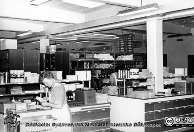 Apotekets förråd på Lasarettet i Lund
Bilder från sjukhusprästen Bernt Eriksson, 1960 - 2000-talen. Omärkt bild. Troligen 1960-talet. Från foto. 
Nyckelord: Lasarettet;Lund;Apotek;Förråd