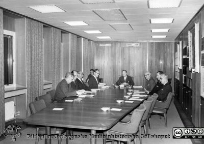 Direktionen för Lasarettet i Lund på 1950-talet
Bilder från sjukhusprästen Bernt Eriksson, 1960 - 2000-talen. Foto på 1950-talet. Landshövding G. A. Widell (1953 - 1961) sitter ordförande. Sjukhusdirektör Arne Johansson på hans högra sida, och bakom direktören sekr. Bengt Lundquist. Kanske landstingsmannen Nils A. Svensson på landshövdingens vänstra sida. Kanske landstringsmannen Karl Landgren som nr 2 från vänster. Professor Olle Olsson sitter bortom professor Haqvin Malmros till höger i bild. Från foto. 
Nyckelord: Lasarettet;Lund;Universitetssjukhus;USiL;Direktion;Administration;Sammanträde