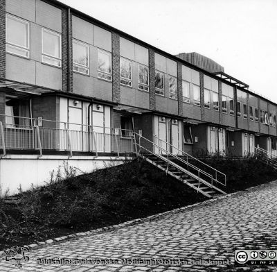 Ett stycke av sydfasaden på den nya infektionskliniken
Bilder från sjukhusprästen Bernt Eriksson, 1960 - 2000-talen. Foto rimligen när kliniken var ny i slutet på 1960-talet. Från foto. 
Nyckelord: Lasarettet;Lund;Universitetssjukhus;USiL;Infektion;Epidemiologisk;Klinik