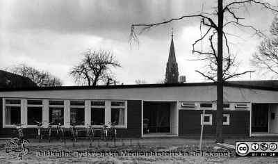 Barndaghemmet Röda Stugan
Bilder från sjukhusprästen Bernt Eriksson, 1960 - 2000-talen. Allhelgonakyrkan i bakgrunden. Huset revs c:a 1991 för att ge plats åt utbyggnad av radiologiska kliniken. Från foto. 
Nyckelord: Lasarettet;Lund;Universitetssjukhus;USiL;Barn;Daghem