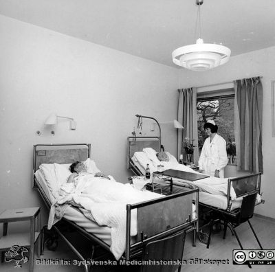 Två kvinnor i s.k. halvenskilt rum 1967
Bilder från sjukhusprästen Bernt Eriksson, 1960 - 2000-talen. Troligast på dåvarande kirurgiska kliniken som strax skulle stängas. Jfr bilderna SMHS12352 och SMHS12353, tagna vid samma tillfälle. Från foto.
Nyckelord: Lund;Lasarett;Universitet;Universitetssjukhus;Klinik;Kirurgisk;Vårdsal