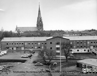 Infektionskliniken i Lund, nybyggd, c:a 1966
Bilder från sjukhusprästen Bernt Eriksson, 1960 - 2000-talen. Perspektiv från en övre våning på 1950-talets barnklinik av den ännu ej helt färdiga kliniken med flyglar för vårdavdelningar i öster resp. väster. Barndaghemmet Röda Stugan skymtar nere till höger i bilden. I bakgrunden sjuksköterskehemmet och Allhelgonakyrkan. Årtalet 1966 på vidhäftad lapp. Från foto
Nyckelord: Lasarett;Lasarettet;Lund;Universitetssjukhus;USiL;Infektionsklinik;Epidemi