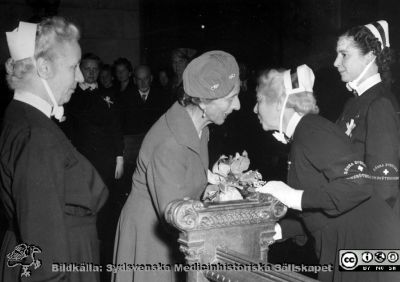 Från SSSH-s 50-årsjubileum 1953
Bilder från sjukhusprästen Bernt Eriksson, 1960 - 2000-talen. Hagblom-foto. Omärkt bild. Drottning Louise vid en ceremoni med SSSH-sjuksköterskor, rimligen i Allhelgonakyrkan, troligen SSSH-s 50-årsjubileum 1953. Från foto. 
Nyckelord: Lasarettet;Lund;Universitetssjukhus;USiL;SSSH;Sköterskor;Utbildning;Examen;Kursavslutning