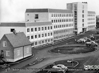 AB-blocket, färdigt 1960
Bilder från sjukhusprästen Bernt Eriksson, 1960 - 2000-talen. Seminariets portvaktsstugan finns kvar, i bildens vänstra kant, men själva folkskoleseminariet tycks bortretuscherat. Vänstertrafik råder. Foto före 1967, tidigast 1960. Från foto. 
Nyckelord: Lasarettet;Lund;Universitetssjukhus;USiL;AB-blocket