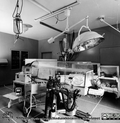 Utrustning för neurokirurgisk operation på kyld patient 1958
Bilder från sjukhusprästen Bernt Eriksson, 1960 - 2000-talen 2931. 53 %. 90. Kyllåda för neurokirurgi.
Neurokirurgens operationsavdelning, februari 1958. Hypothermilåda använd av prof. Nils Lundberg för nedkylning av patienter vid opereration av fr. a. acusticusneurinom. Han nådde världens bästa resultat vid detta ingrepp. Från foto. Se också bilderna SMHS14081 och SMHS14082, troligast från samma fototillfälle.
Nyckelord: Lasarettet;Lund;Universitet;Universitetssjukhus;USiL;Neurokirurgi;Kirurgi;Hypotermi