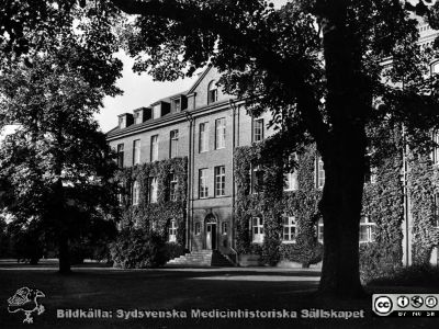 Gamla lasarettet, byggt på 1848 - 1850
Bilder från sjukhusprästen Bernt Eriksson, 1960 - 2000-talen. Innehöll ursprungligen både de medicinska och kirurgiska klinikerna ("Invärtes" resp. "Utvärtes" klinikerna). Senare radiologisk behandlingsavdelning från 1918. I mitten på 1900-talet lungklinik och tuberkulosbyrå. Rimligen foto i slutet på 1900-talet. Från 1970-talet sociologisk institution vid Lunds Universitet. Från foto.
Nyckelord: Lasarettet;Lund;Universitetssjukhus;USiL;Medicinsk;Kirurgisk;Klinik;Lungklinik;Tuberkulosbyrå.Radioterapi